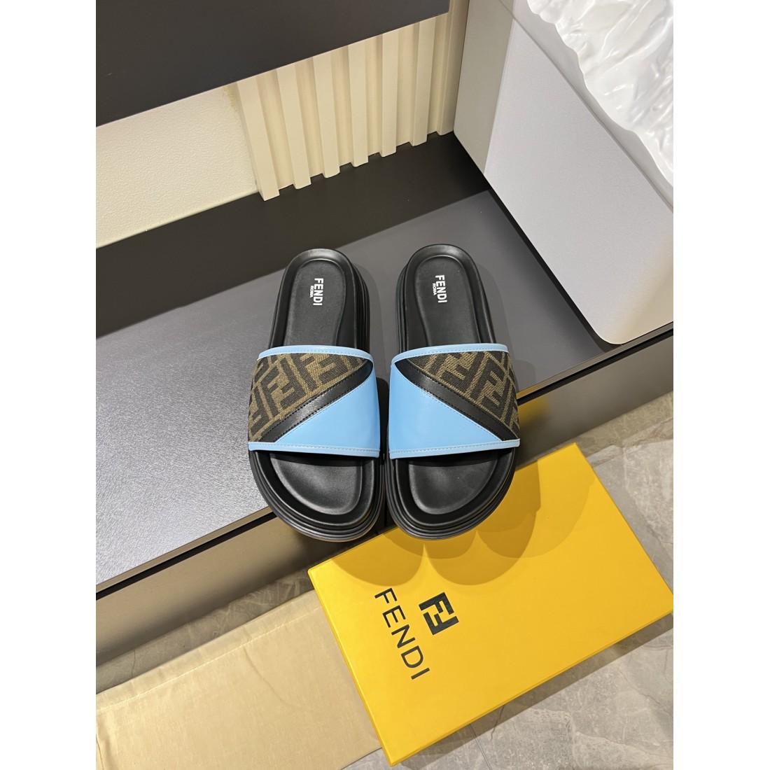 フェンディ コピー サンダル FENDI 洗練された雰囲気と軽快さが魅力