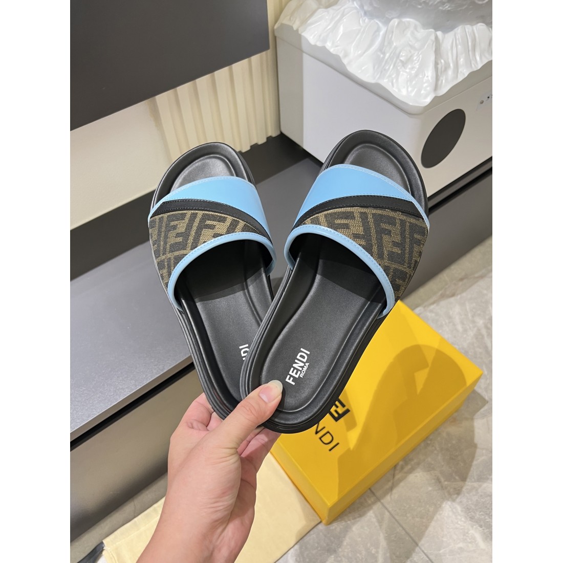 フェンディ コピー サンダル FENDI 洗練された雰囲気と軽快さが魅力