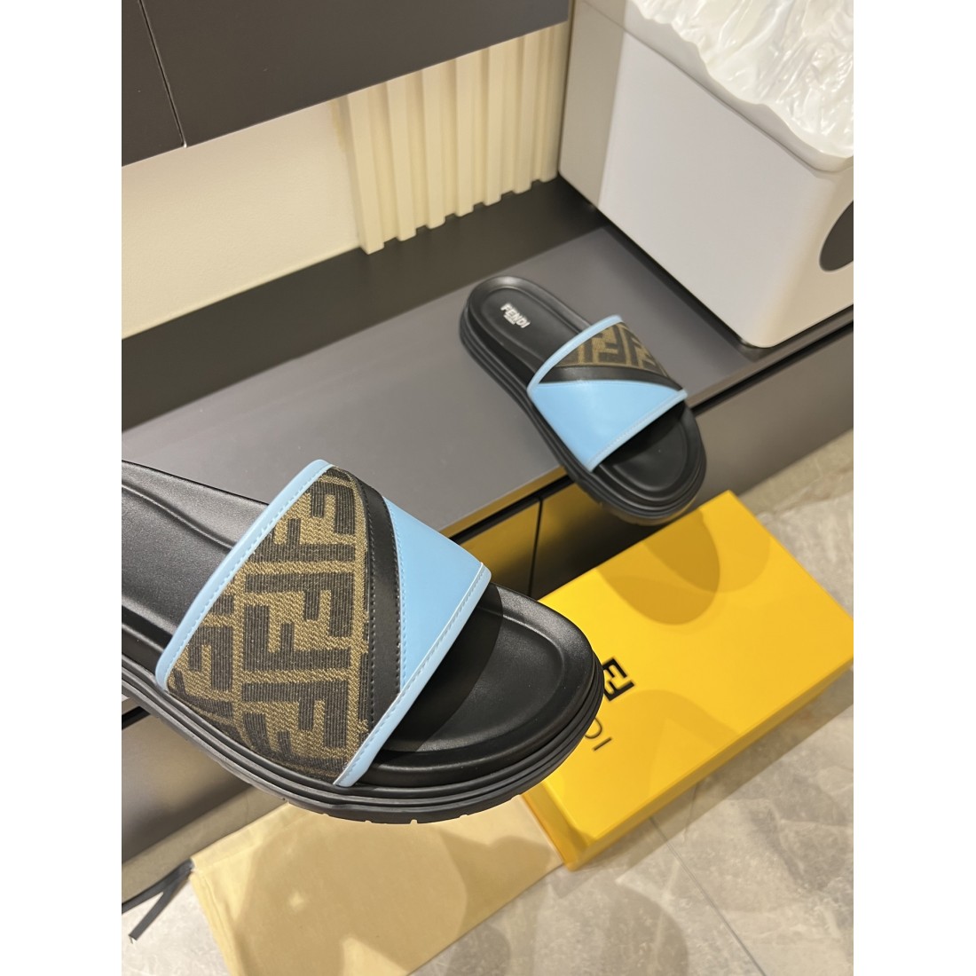 フェンディ コピー サンダル FENDI 洗練された雰囲気と軽快さが魅力