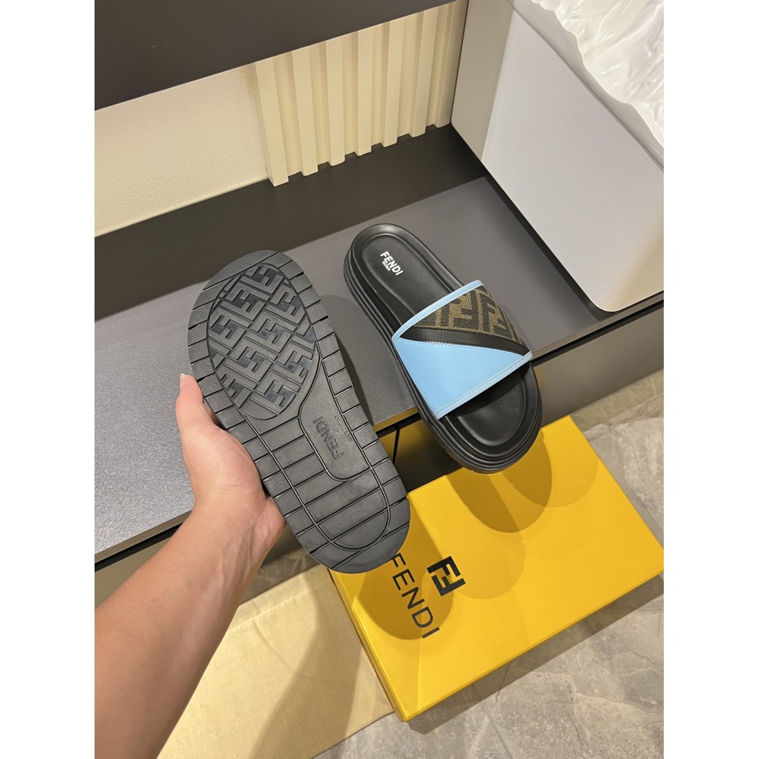 フェンディ コピー サンダル FENDI 洗練された雰囲気と軽快さが魅力