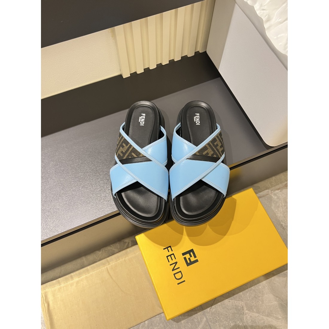 人気の FENDI フェンディ コピー サンダル 上品で快適な履き心地