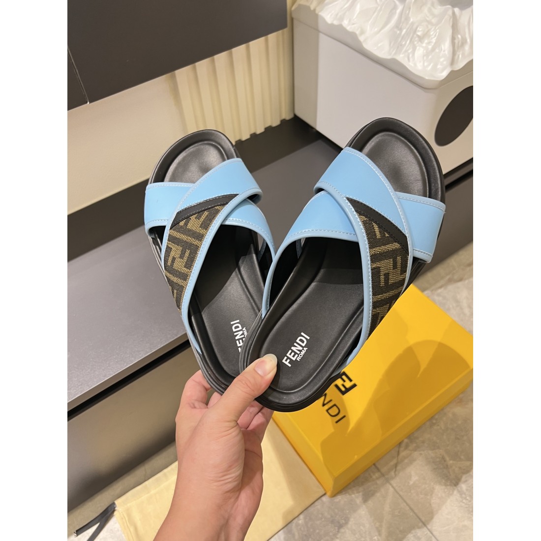 人気の FENDI フェンディ コピー サンダル 上品で快適な履き心地