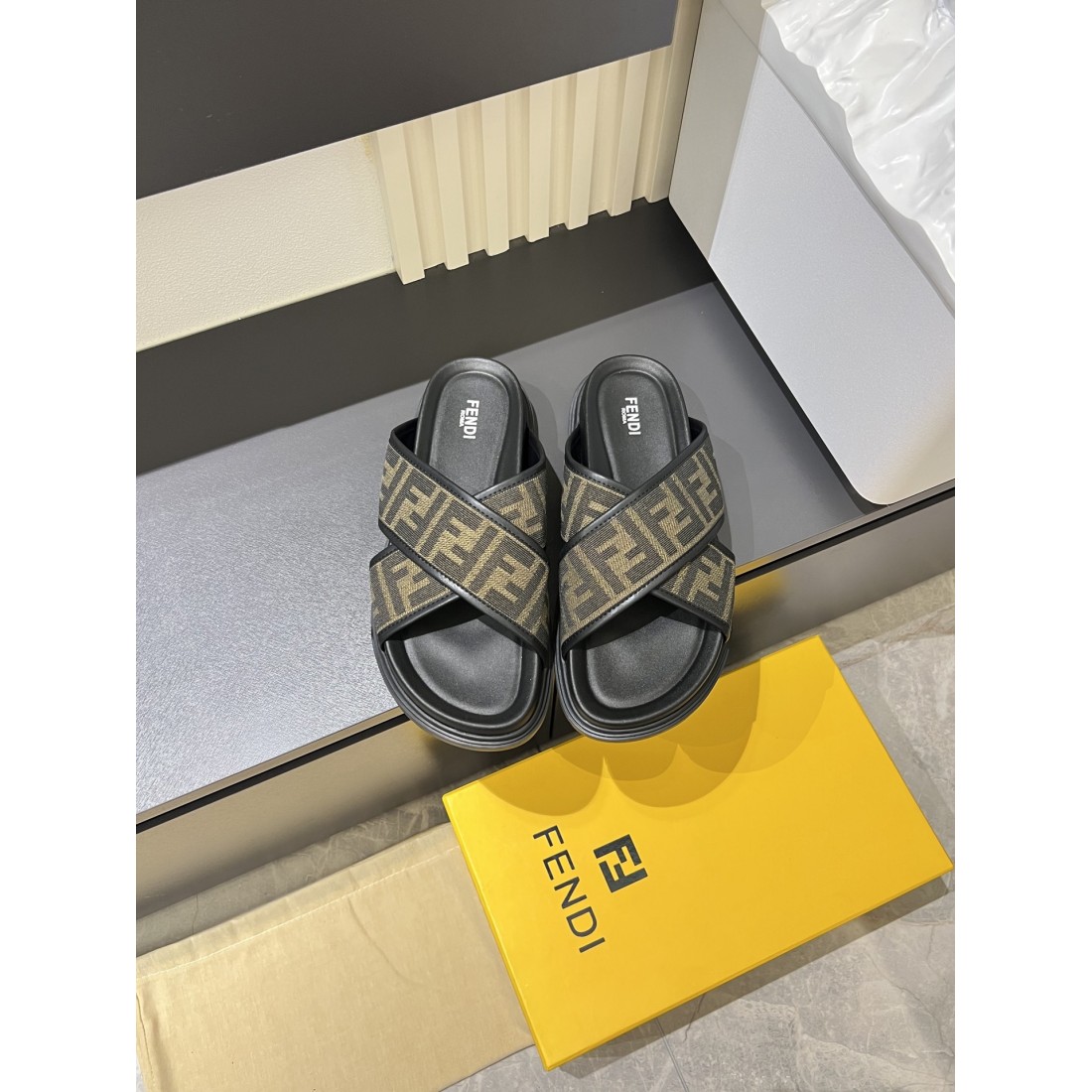 FENDI フェンディ コピー サンダル 柔らかくモダンな印象で話題に