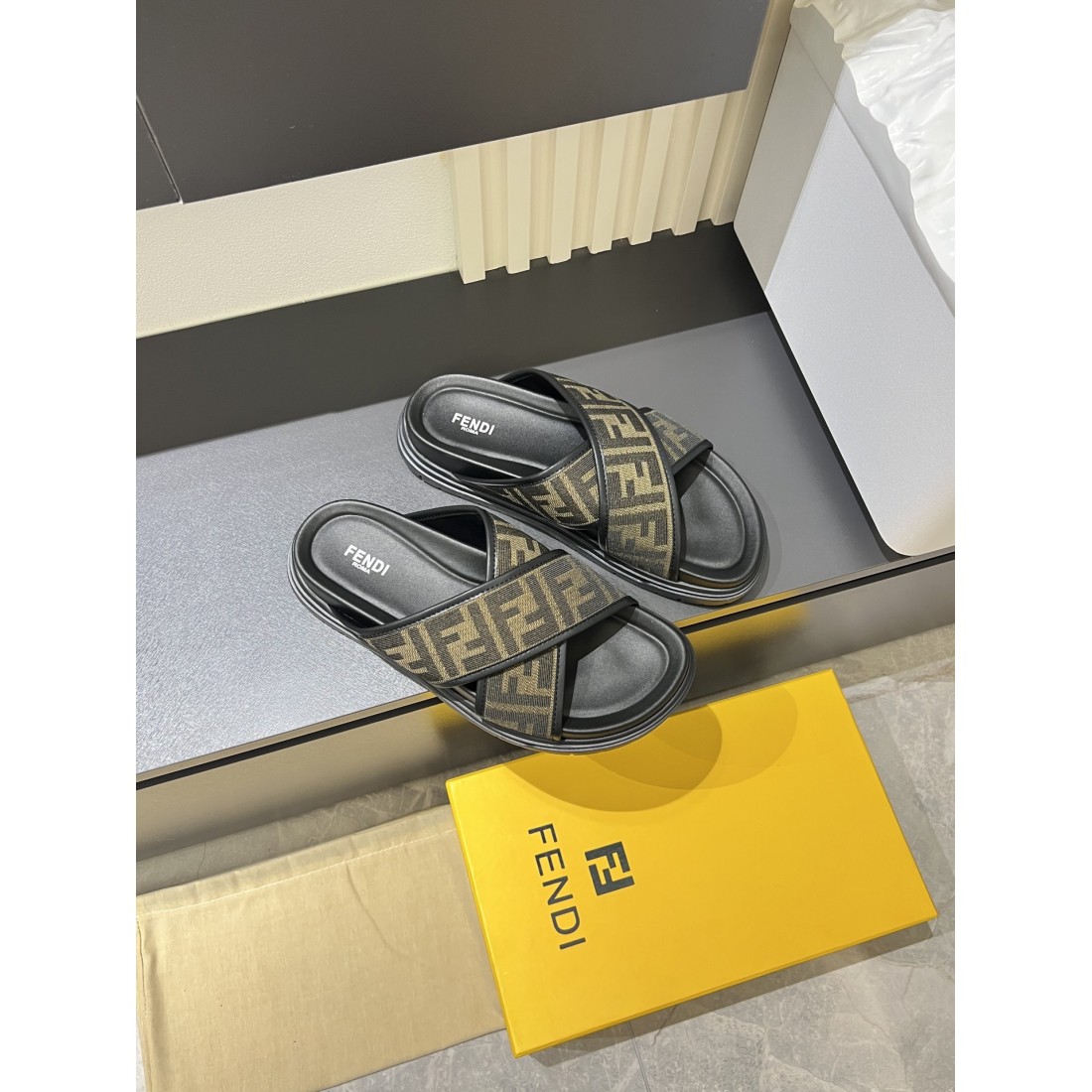 FENDI フェンディ コピー サンダル 柔らかくモダンな印象で話題に