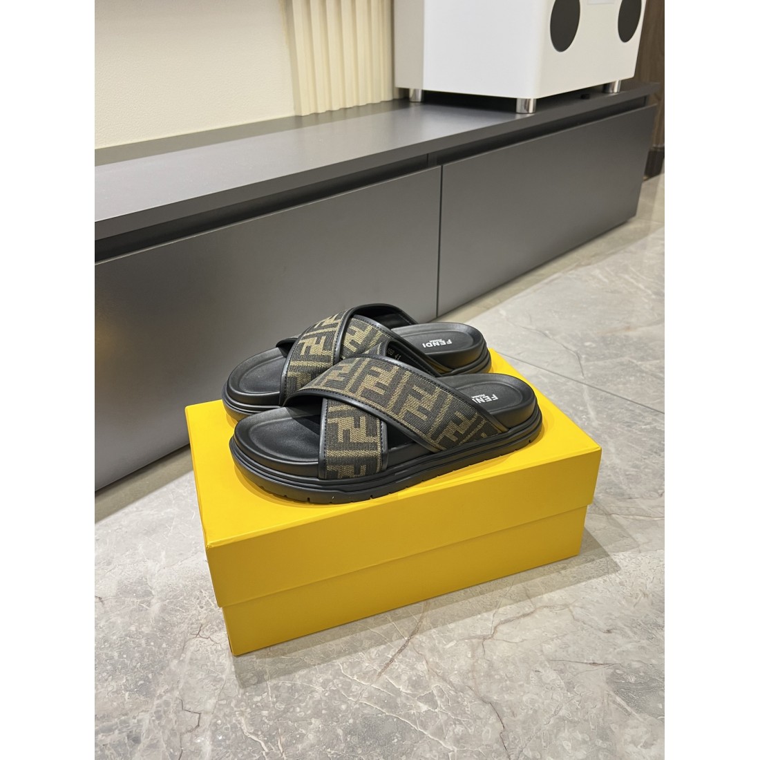 FENDI フェンディ コピー サンダル 柔らかくモダンな印象で話題に