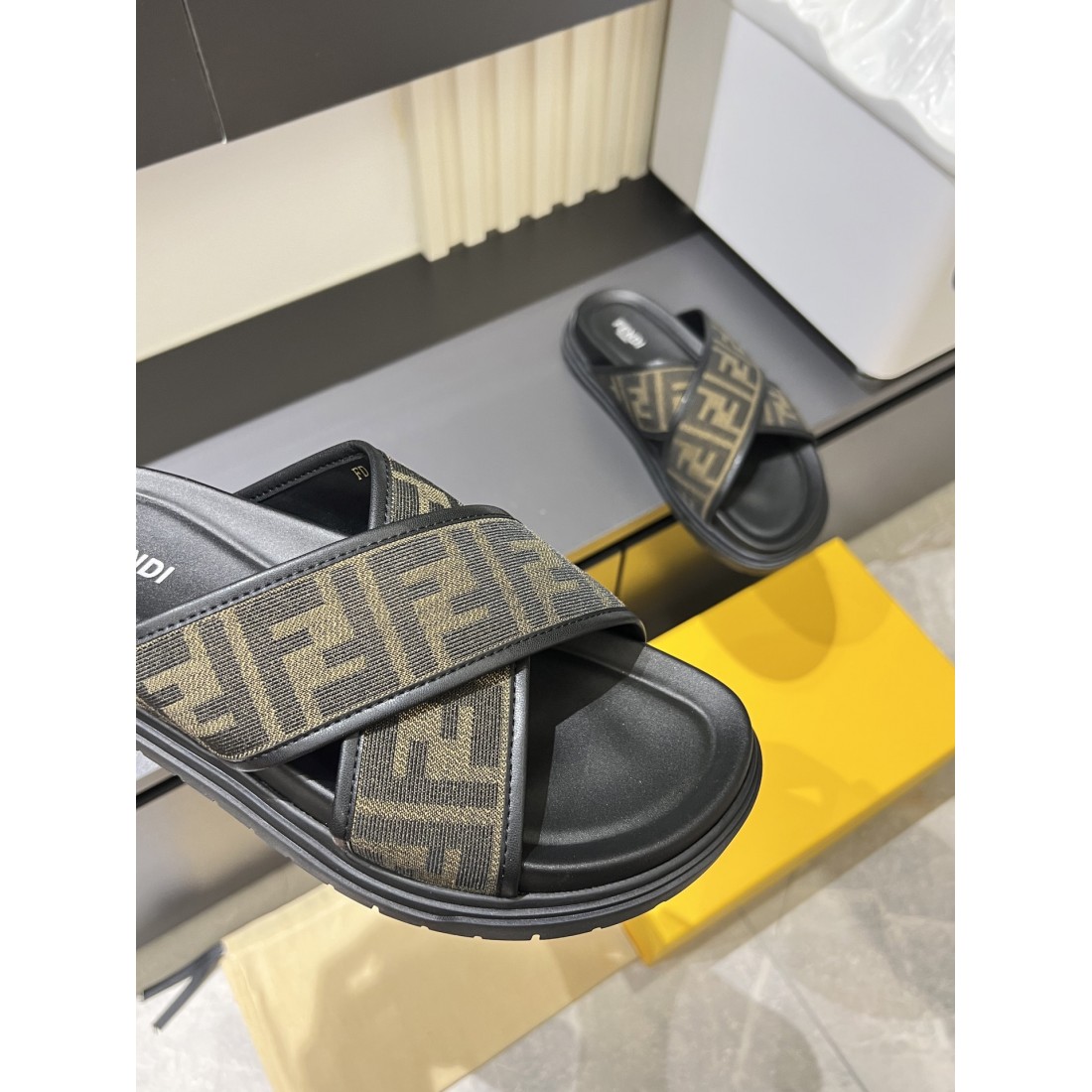FENDI フェンディ コピー サンダル 柔らかくモダンな印象で話題に
