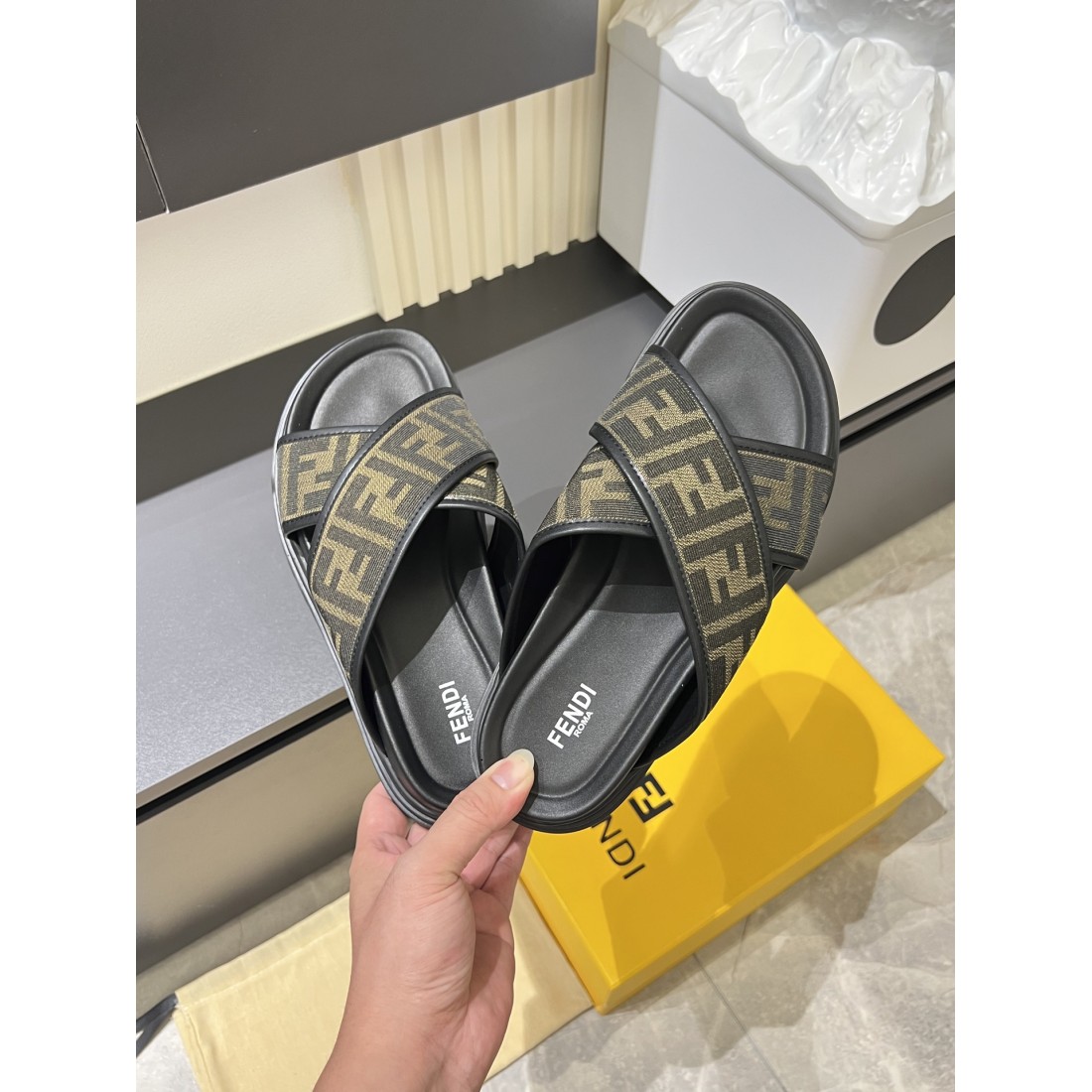 FENDI フェンディ コピー サンダル 柔らかくモダンな印象で話題に