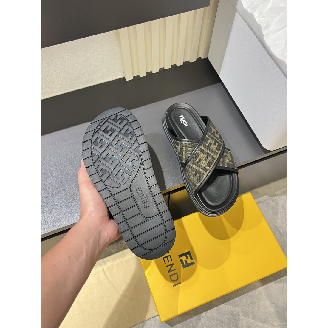 FENDI フェンディ コピー サンダル 柔らかくモダンな印象で話題に