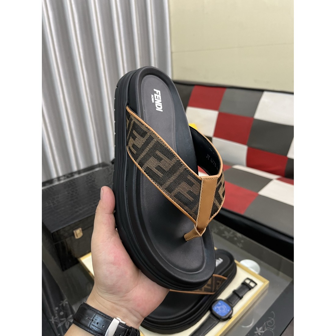 フェンディ コピー サンダル FENDI さりげない高級感と安定感が光る