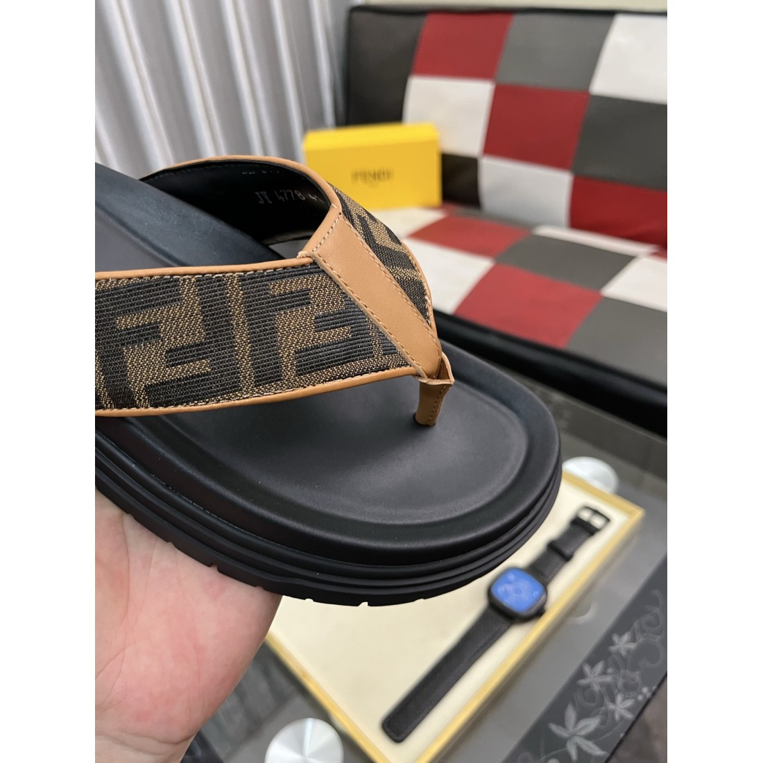 フェンディ コピー サンダル FENDI さりげない高級感と安定感が光る