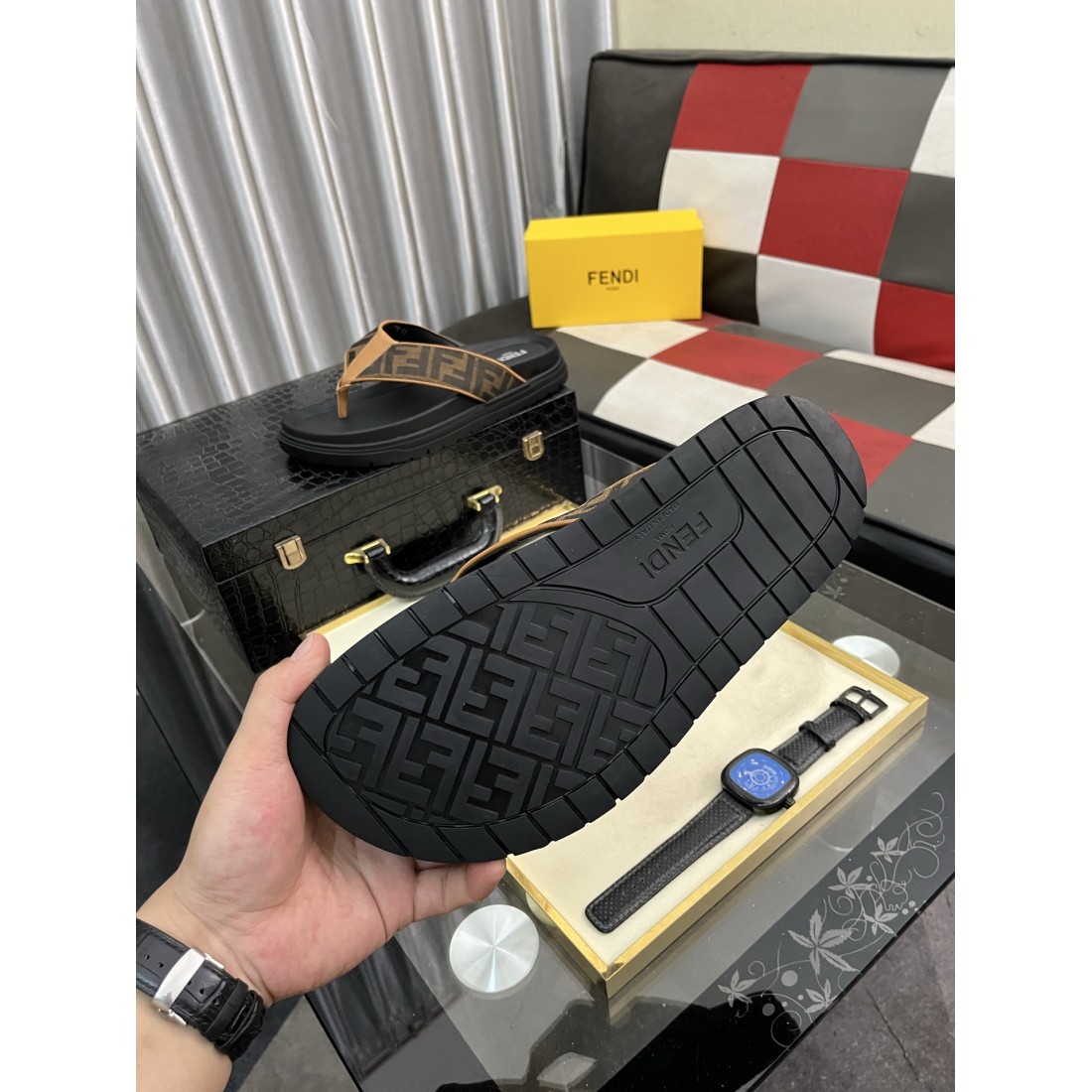フェンディ コピー サンダル FENDI さりげない高級感と安定感が光る