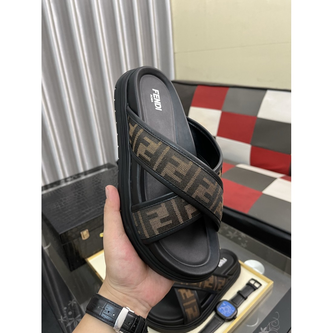話題性抜群の フェンディ コピー サンダル FENDI 軽やかで優雅な仕上がり