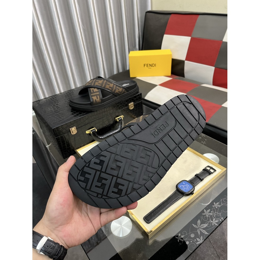 話題性抜群の フェンディ コピー サンダル FENDI 軽やかで優雅な仕上がり