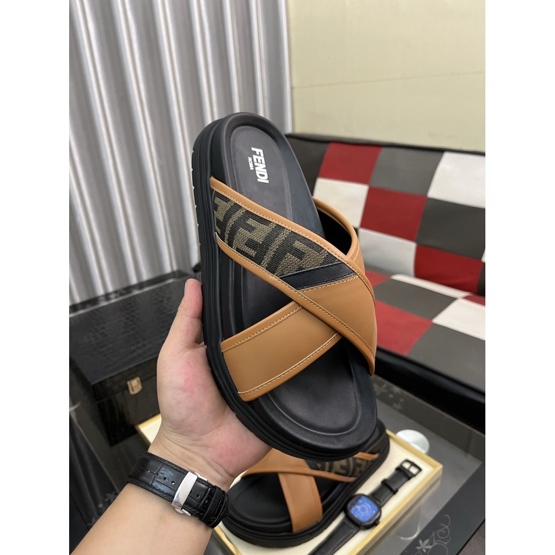 洗練された存在感が魅力の FENDI フェンディ コピー サンダル 落ち着いた