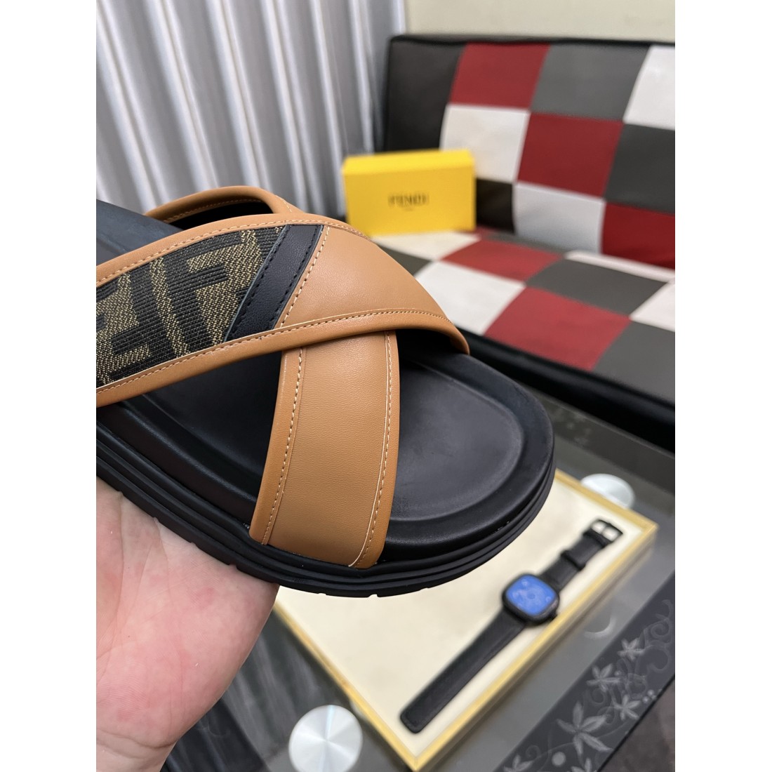 洗練された存在感が魅力の FENDI フェンディ コピー サンダル 落ち着いた
