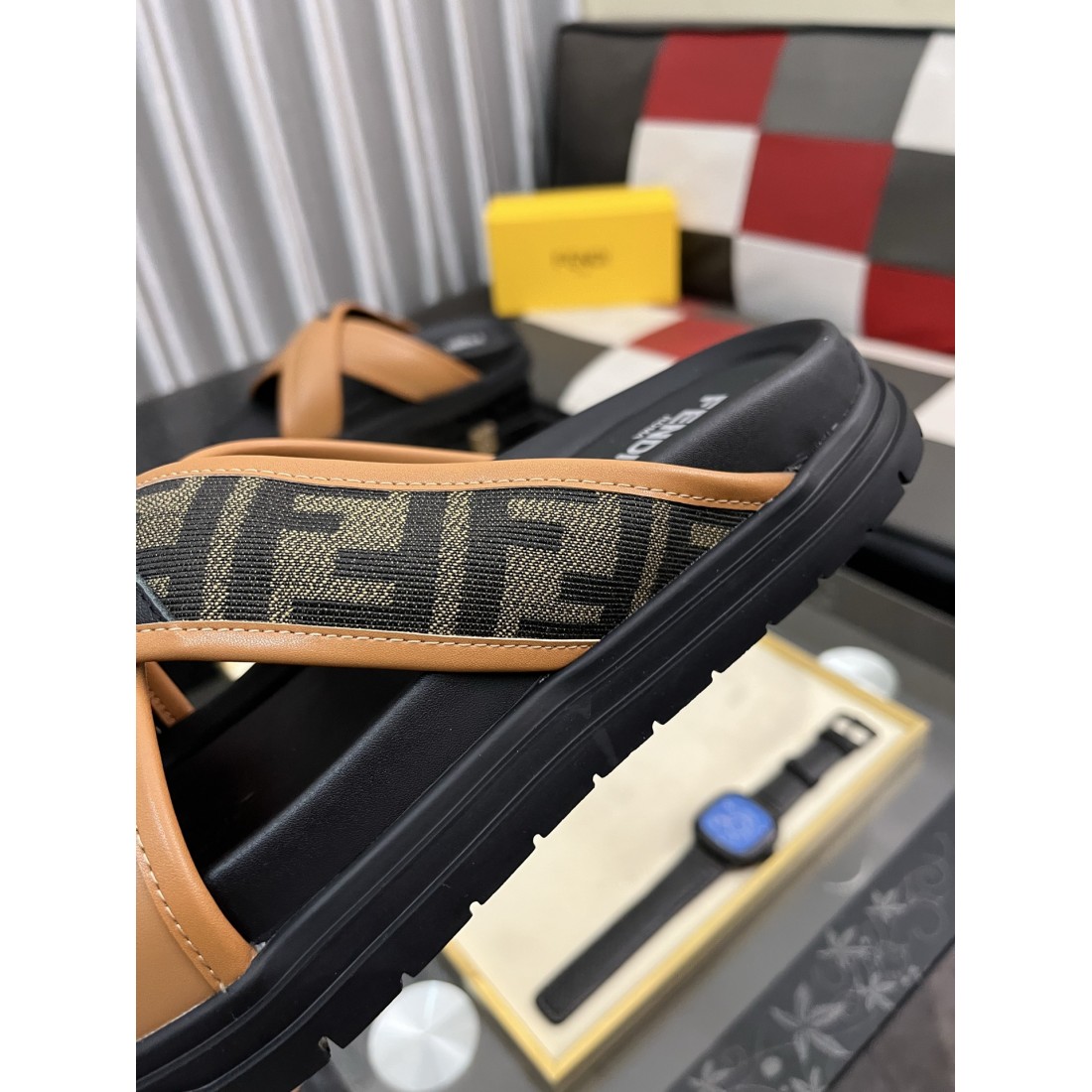 洗練された存在感が魅力の FENDI フェンディ コピー サンダル 落ち着いた
