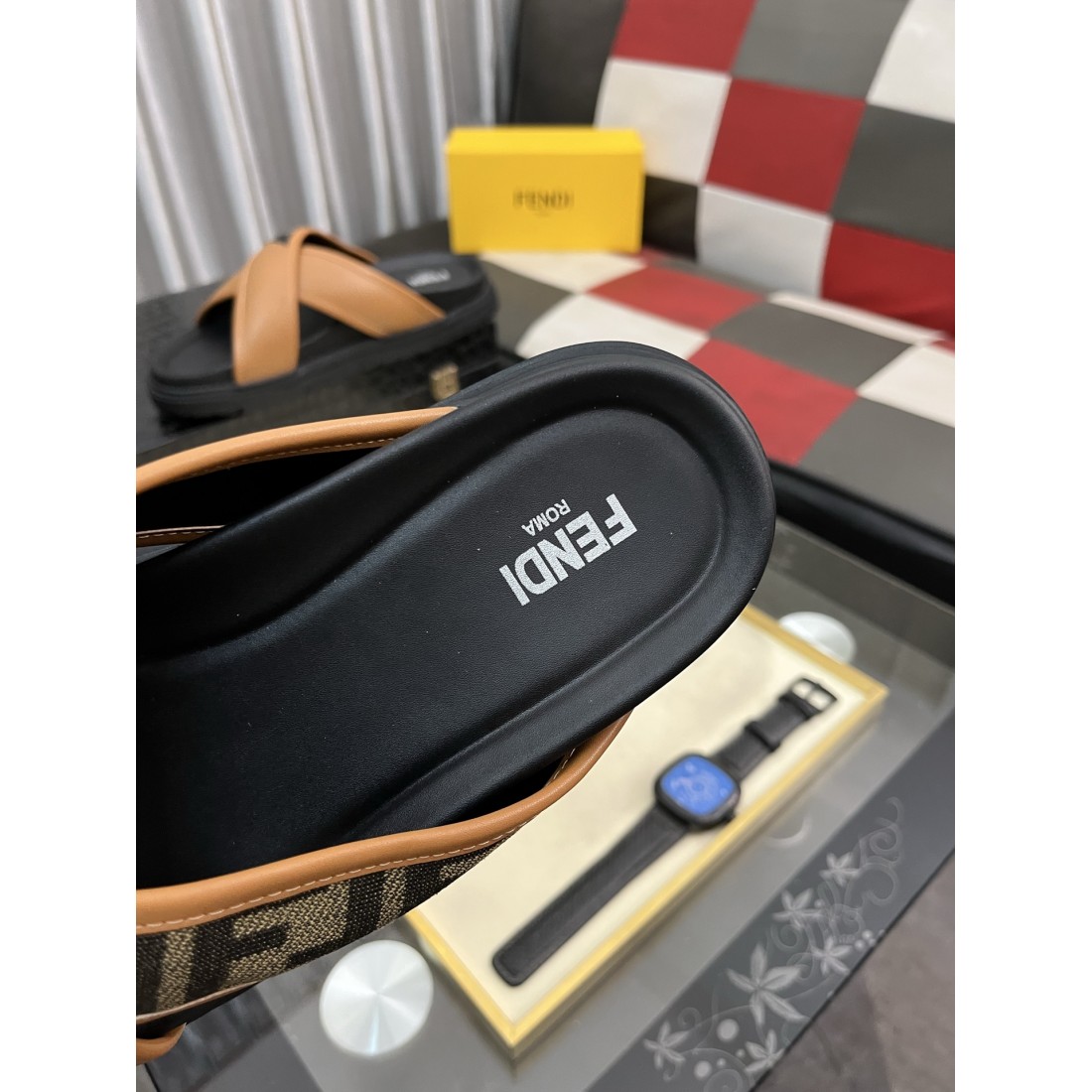 洗練された存在感が魅力の FENDI フェンディ コピー サンダル 落ち着いた