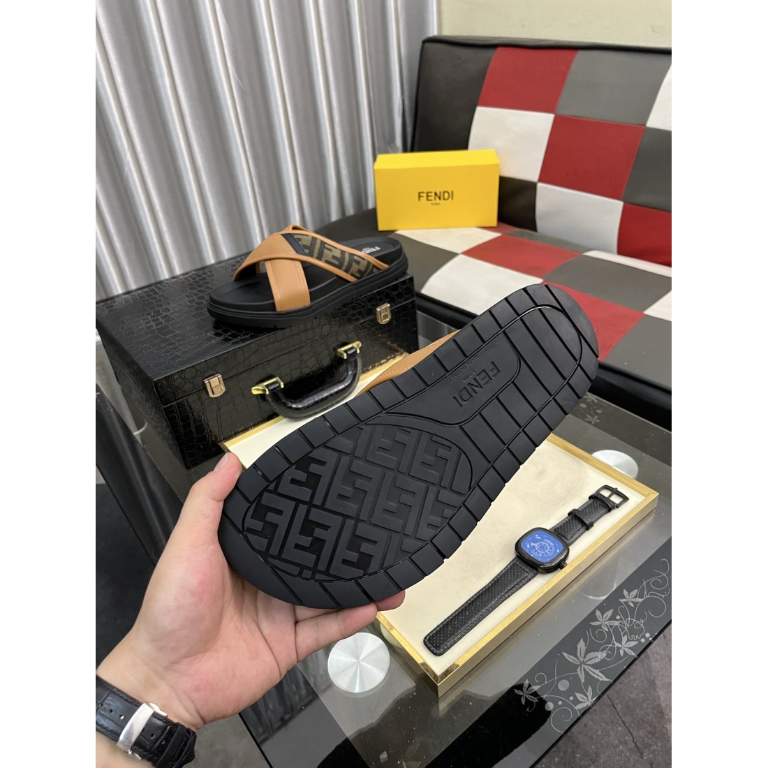 洗練された存在感が魅力の FENDI フェンディ コピー サンダル 落ち着いた