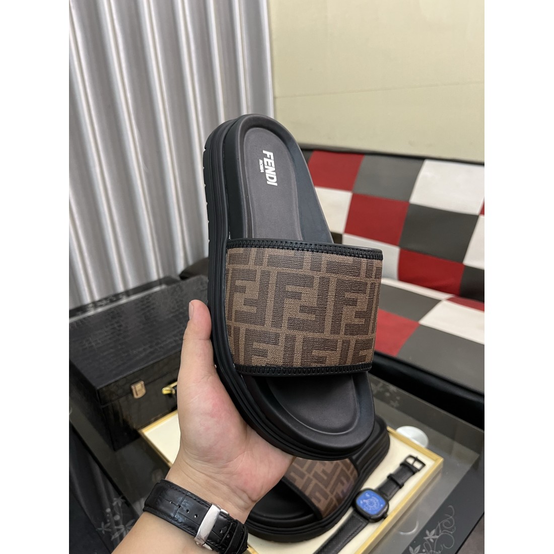 魅力あふれる GUCCI グッチ コピー サンダル 優雅で軽やかな印象に