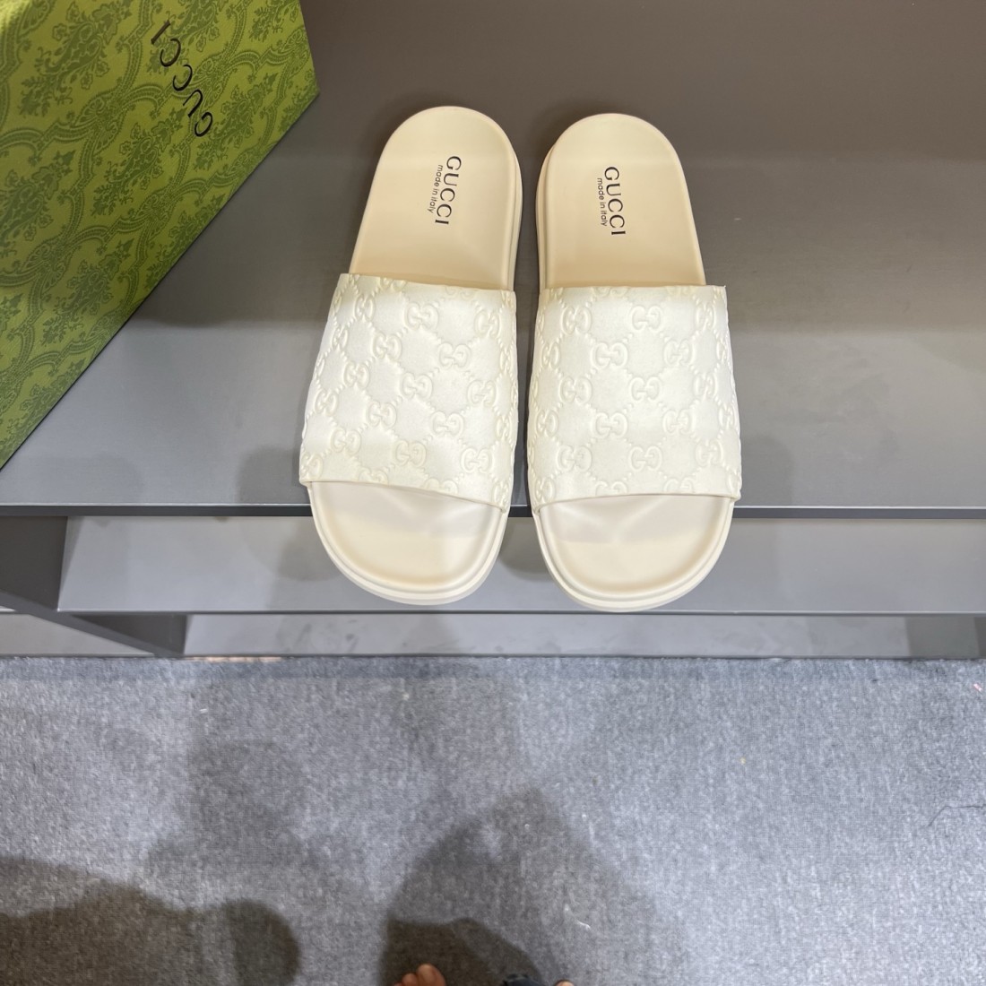 GUCCI 人気の グッチ コピー サンダル 洗練されたシルエットで魅せる