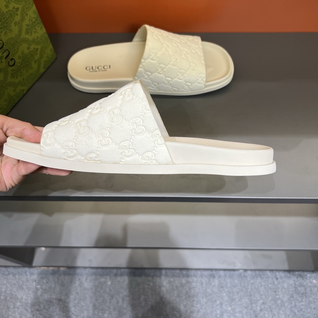 GUCCI 人気の グッチ コピー サンダル 洗練されたシルエットで魅せる