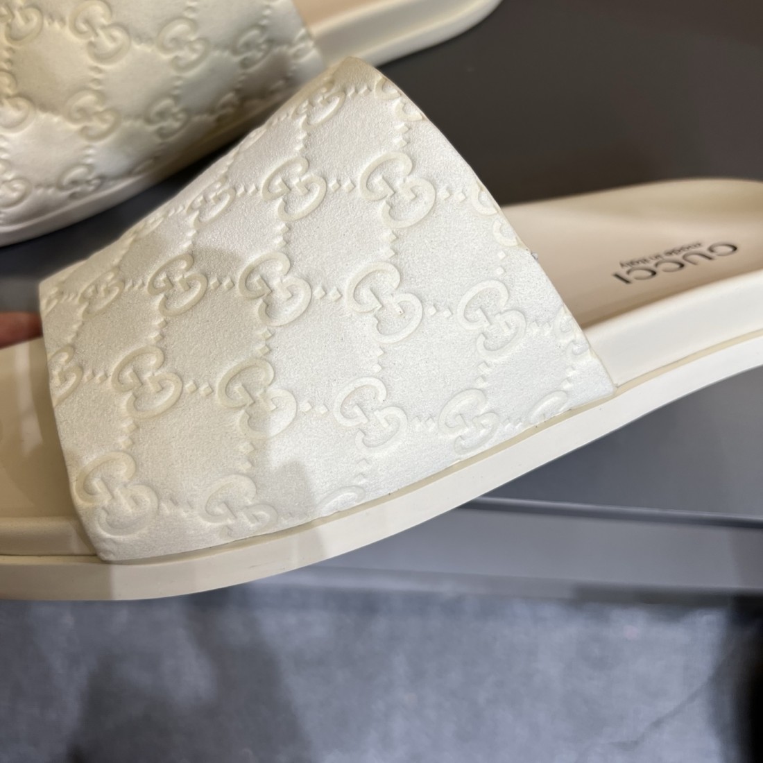 GUCCI 人気の グッチ コピー サンダル 洗練されたシルエットで魅せる