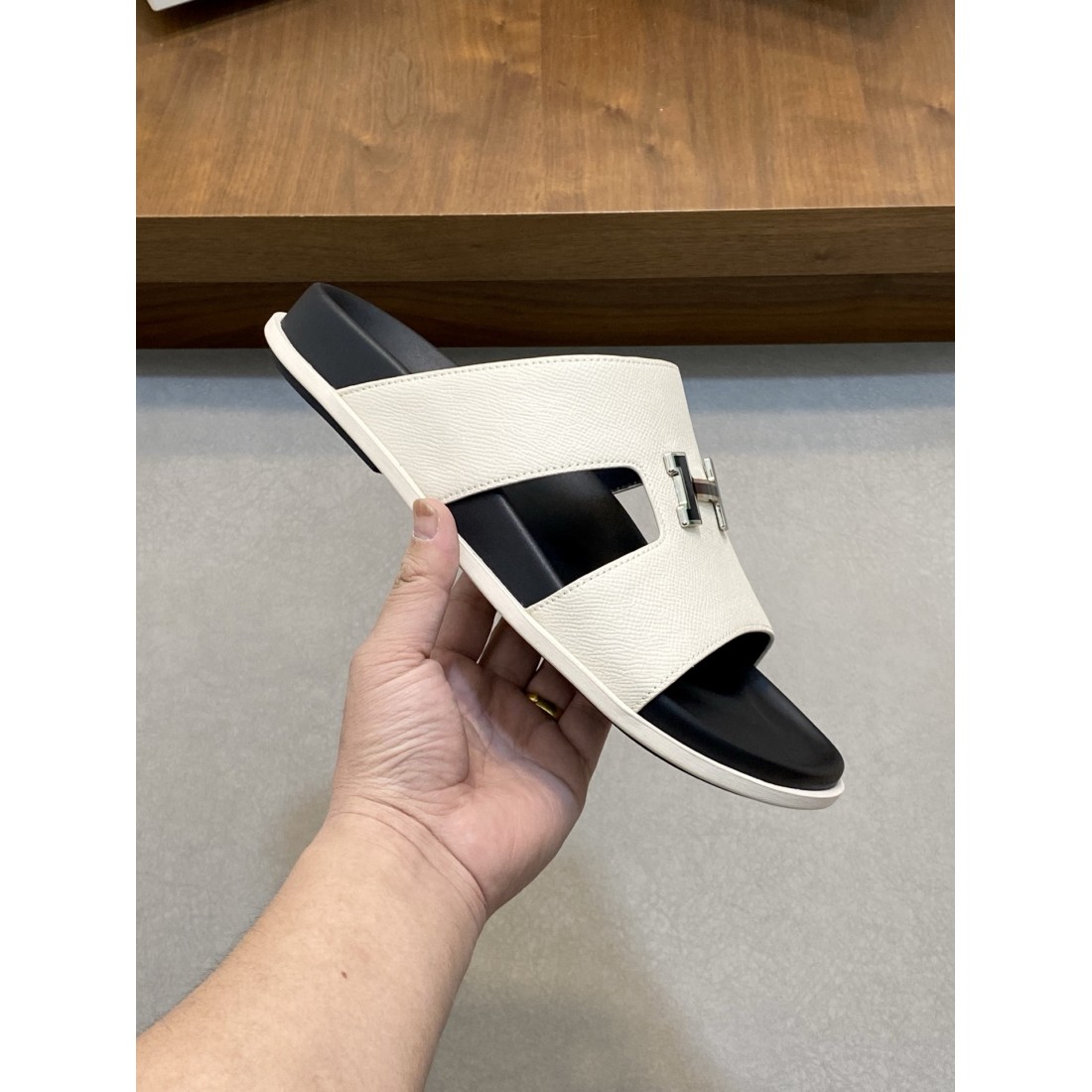 クラシカルで上品な HERMES エルメス コピー サンダル 魅力的な一足