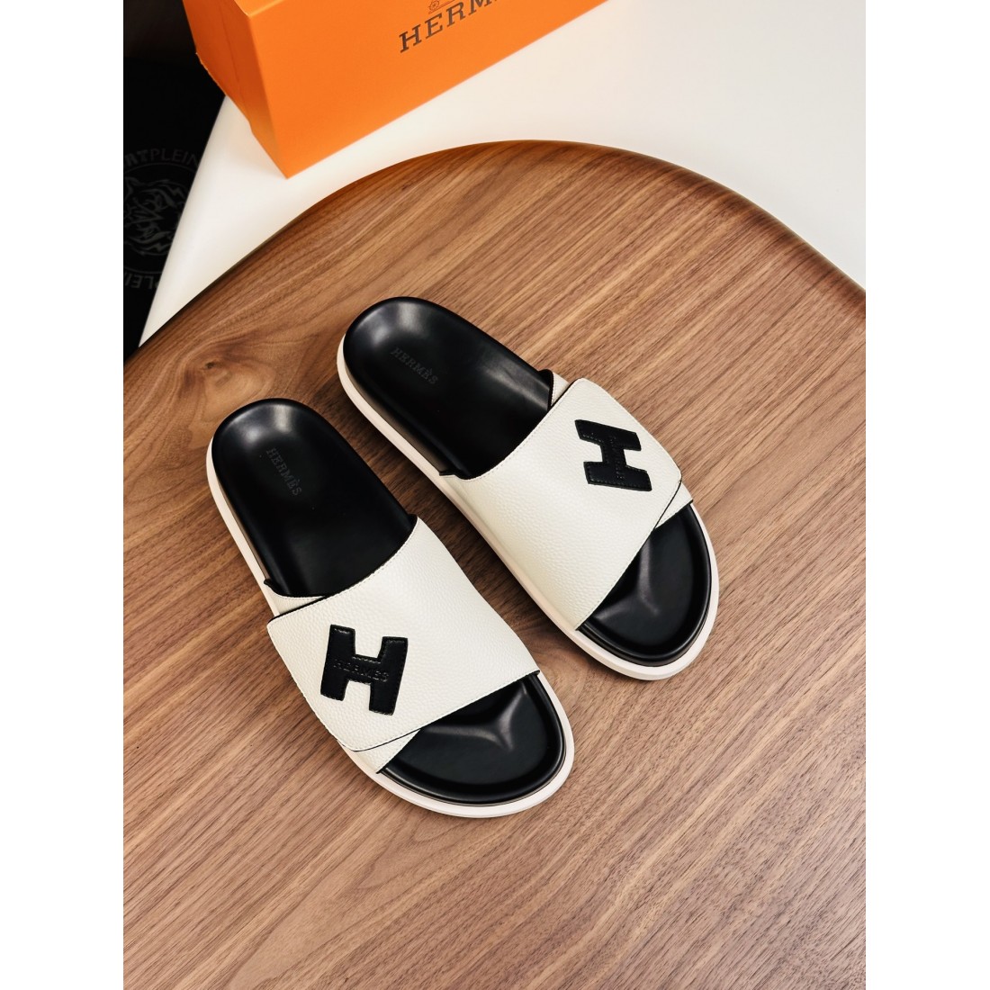 洗練された雰囲気を纏う エルメス コピー サンダル HERMES 注目のデザイン