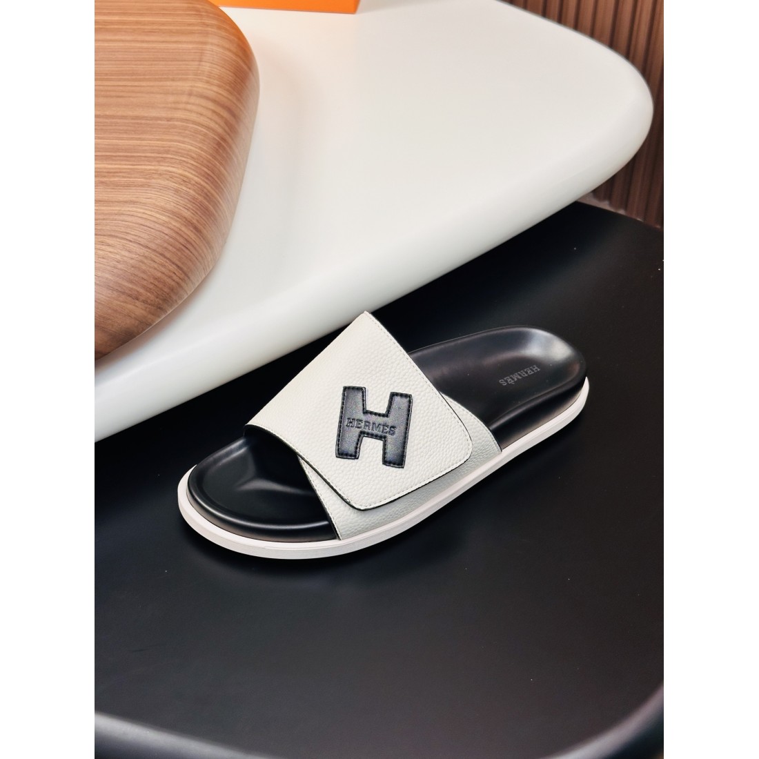 洗練された雰囲気を纏う エルメス コピー サンダル HERMES 注目のデザイン