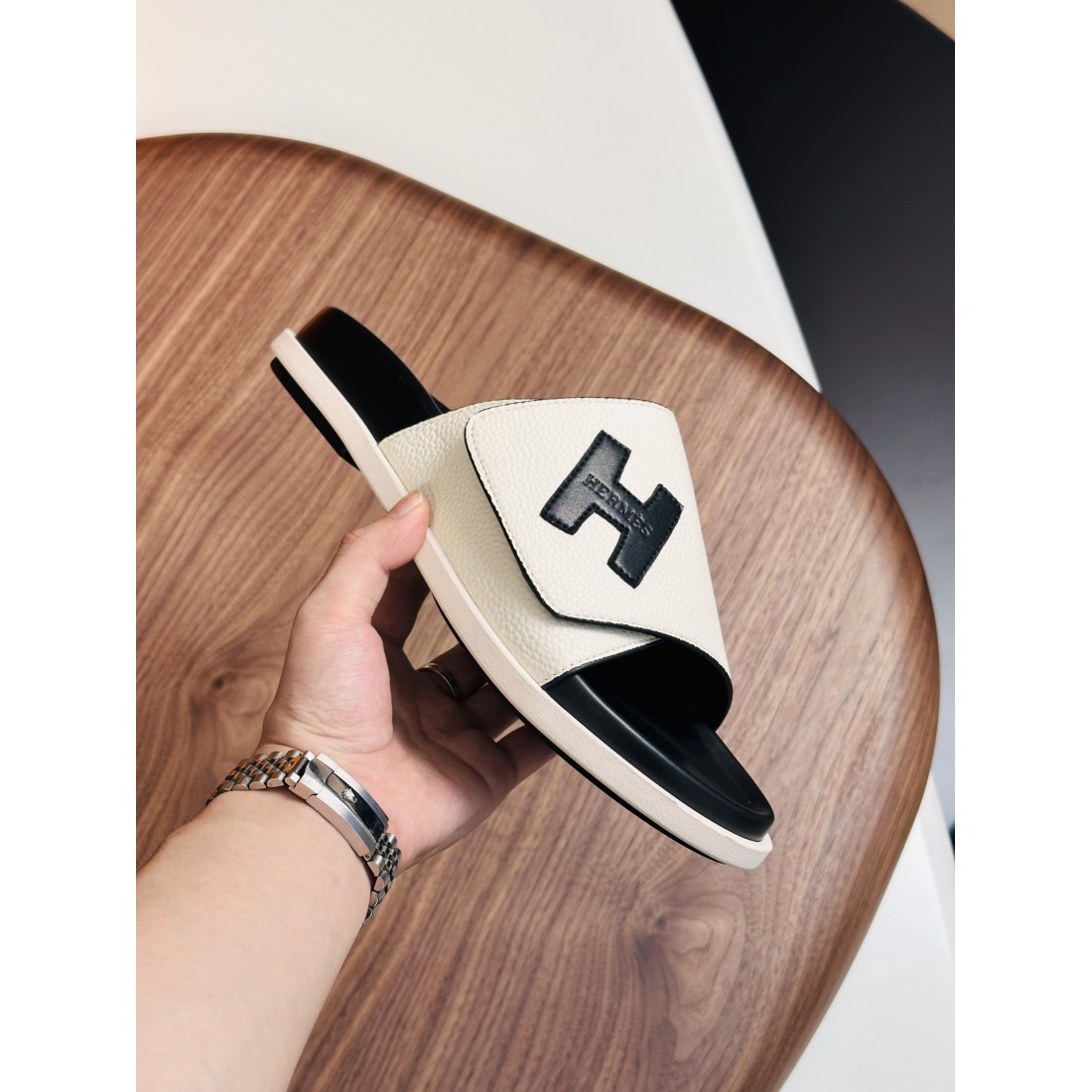 洗練された雰囲気を纏う エルメス コピー サンダル HERMES 注目のデザイン