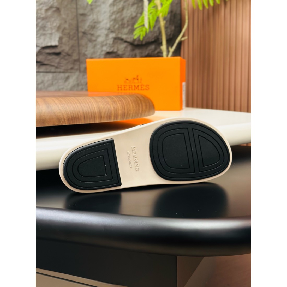 洗練された雰囲気を纏う エルメス コピー サンダル HERMES 注目のデザイン