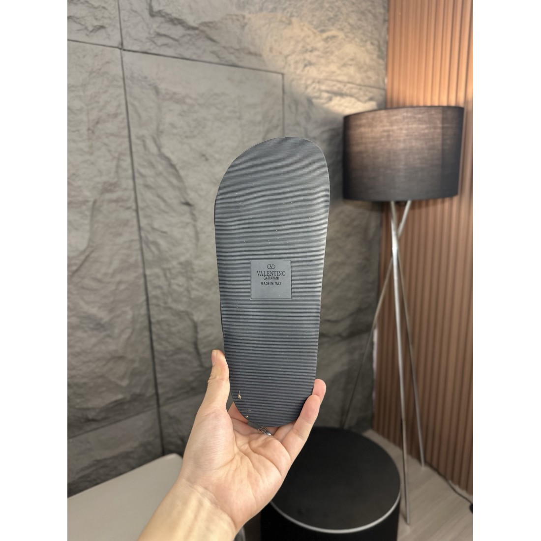  注目度抜群の ARMANI アルマーニ コピー サンダル 洗練された都会的