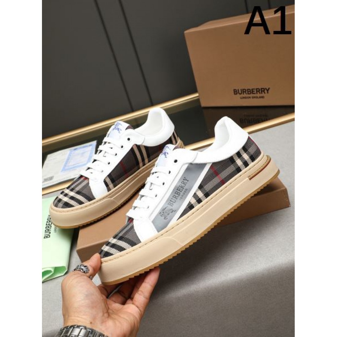 履き心地抜群の BURBERRY バーバリー コピー カジュアルシューズ 軽やかで