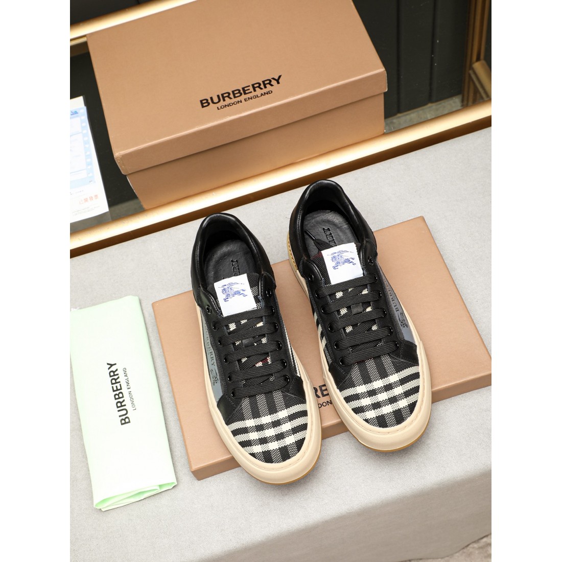 履き心地抜群の BURBERRY バーバリー コピー カジュアルシューズ 軽やかで