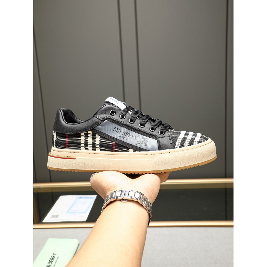 履き心地抜群の BURBERRY バーバリー コピー カジュアルシューズ 軽やかで