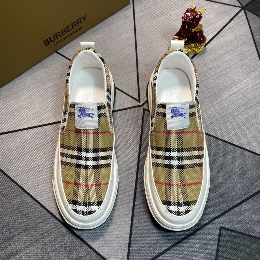 洗練されたフォルム BURBERRY コピー カジュアルシューズ バーバリーで快適