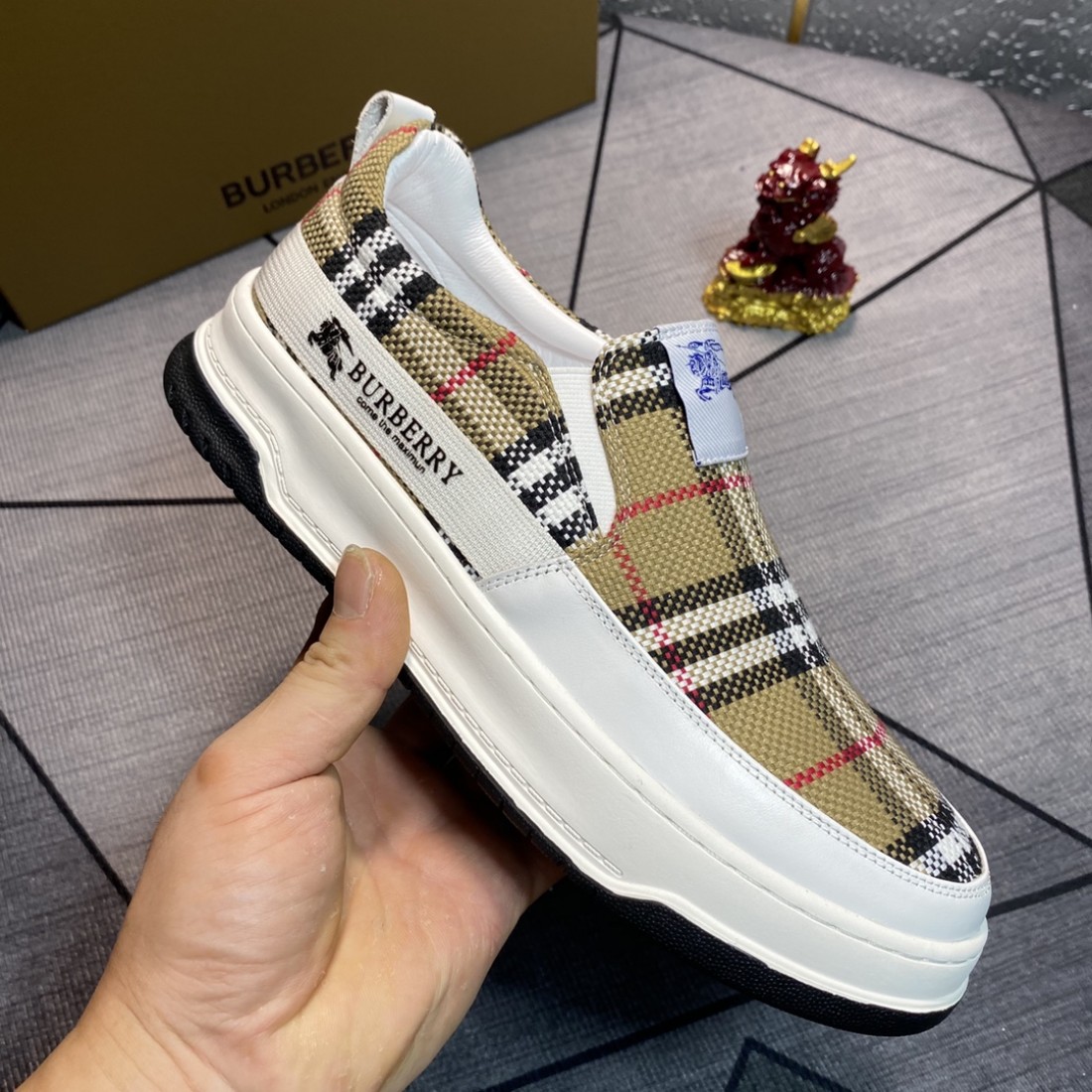 洗練されたフォルム BURBERRY コピー カジュアルシューズ バーバリーで快適
