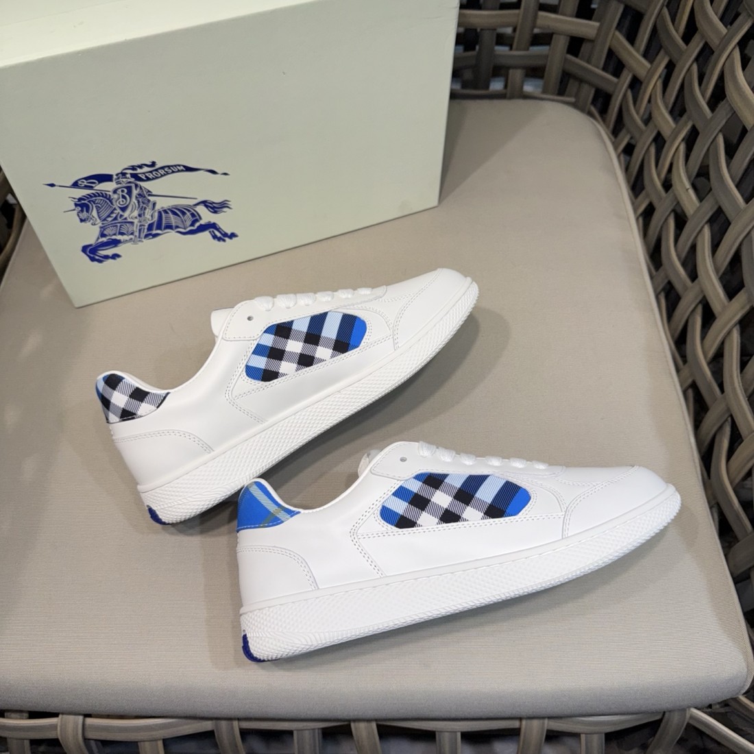 バーバリー BURBERRY コピー カジュアルシューズ 上質な素材でラグジュアリーに