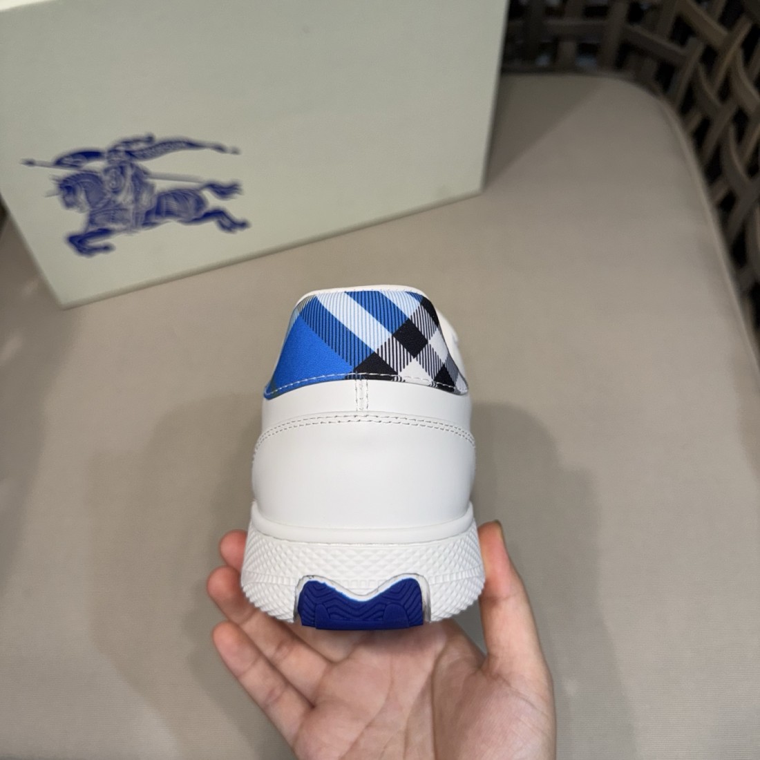 バーバリー BURBERRY コピー カジュアルシューズ 上質な素材でラグジュアリーに