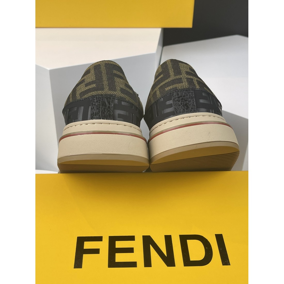 自分へのご褒美に FENDI フェンディ コピー カジュアルシューズ ギフトにも最適