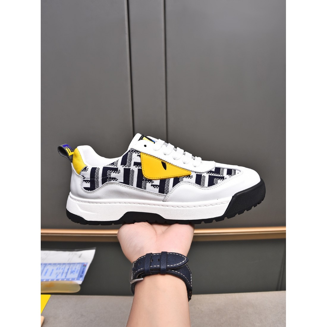 オールシーズン活躍 FENDI フェンディ コピー カジュアルシューズ 見逃し厳禁