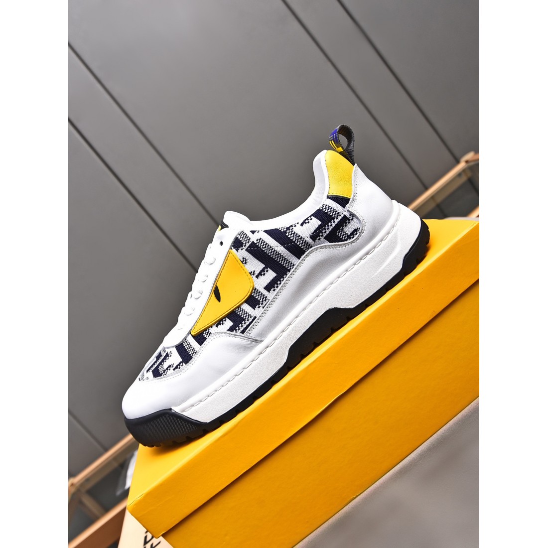 オールシーズン活躍 FENDI フェンディ コピー カジュアルシューズ 見逃し厳禁