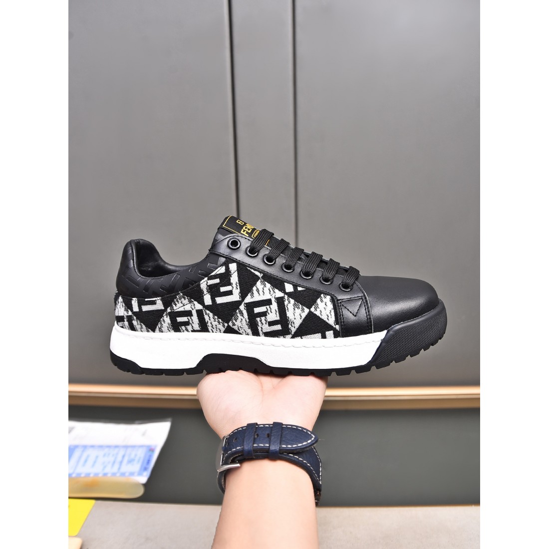 早い者勝ち FENDI フェンディ コピー カジュアルシューズ 迷わずゲット