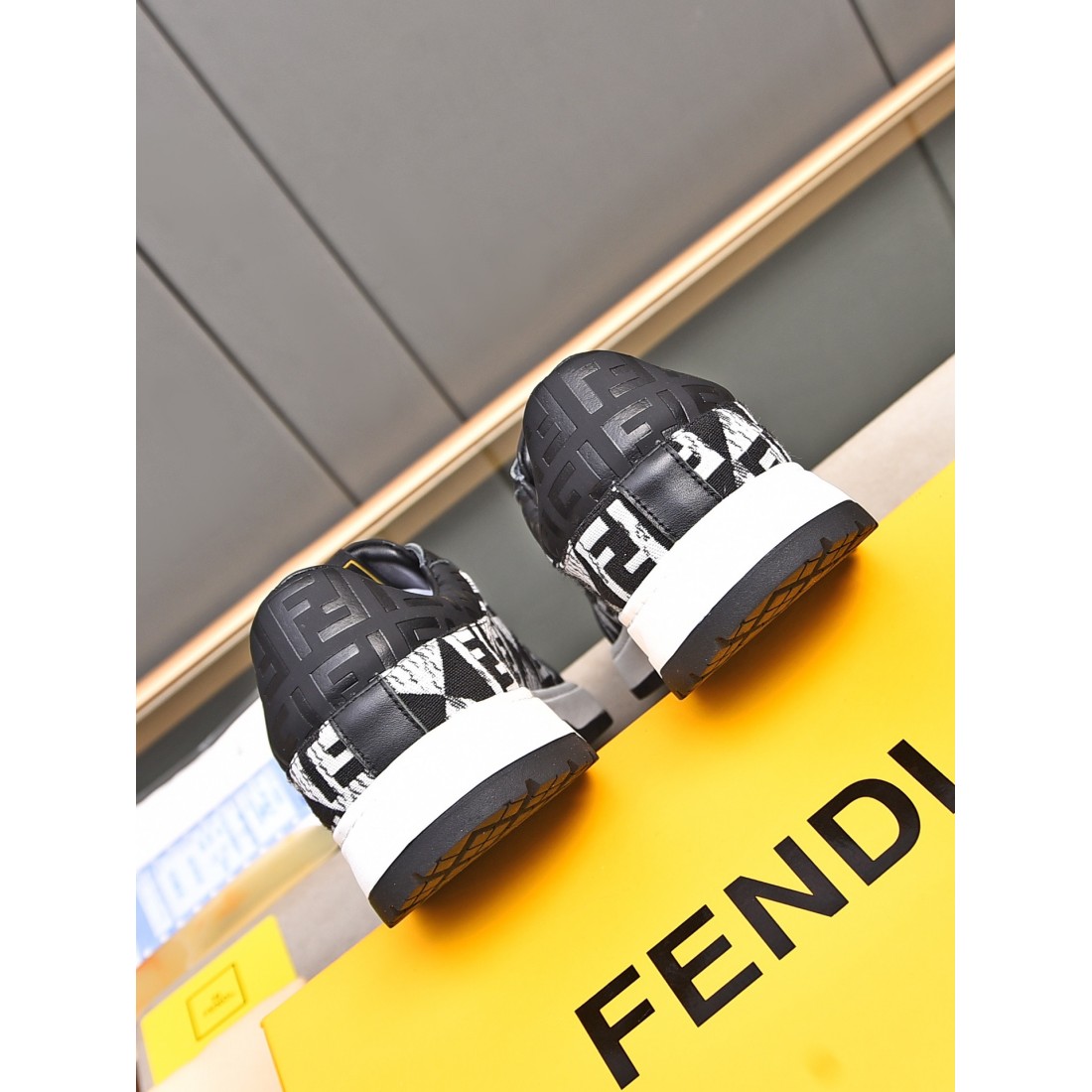 早い者勝ち FENDI フェンディ コピー カジュアルシューズ 迷わずゲット