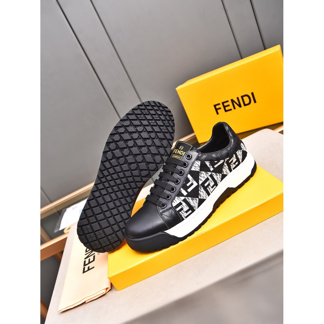 早い者勝ち FENDI フェンディ コピー カジュアルシューズ 迷わずゲット