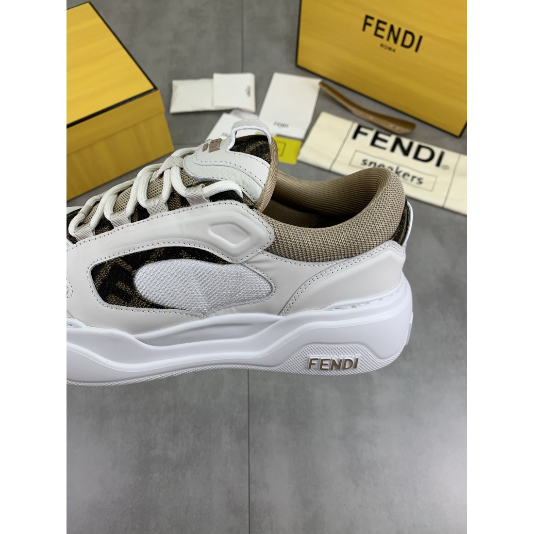 高級感ただよう FENDI フェンディ コピー カジュアルシューズ シャープで都会的