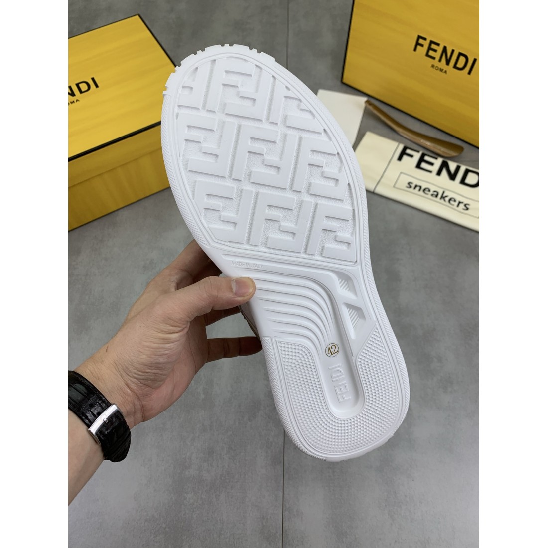 高級感ただよう FENDI フェンディ コピー カジュアルシューズ シャープで都会的