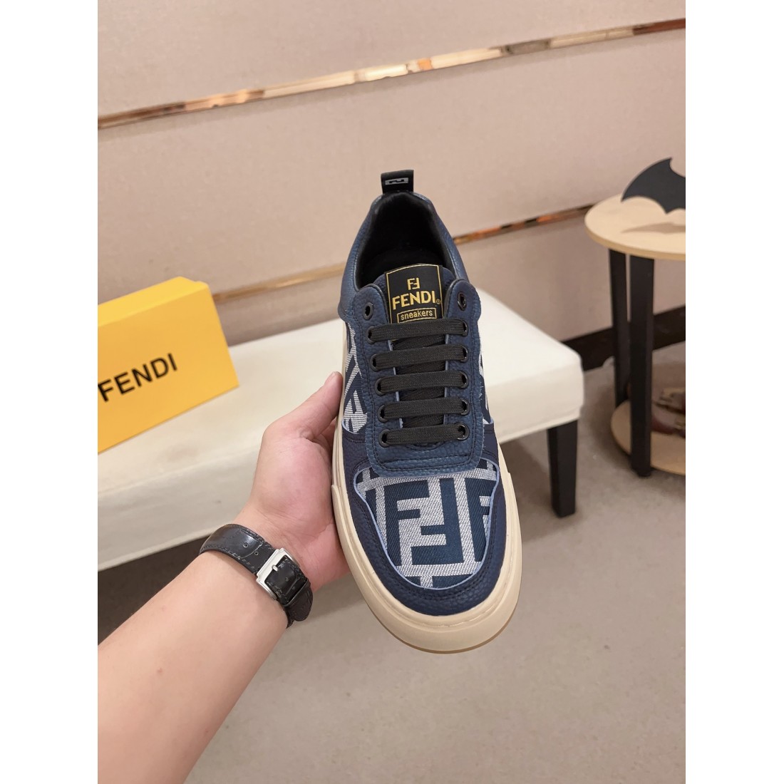 FENDI フェンディ コピー カジュアルシューズ 洗練された軽やかさが魅力 今話題