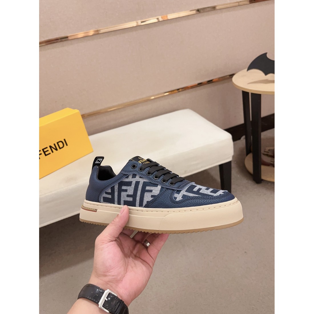 FENDI フェンディ コピー カジュアルシューズ 洗練された軽やかさが魅力 今話題