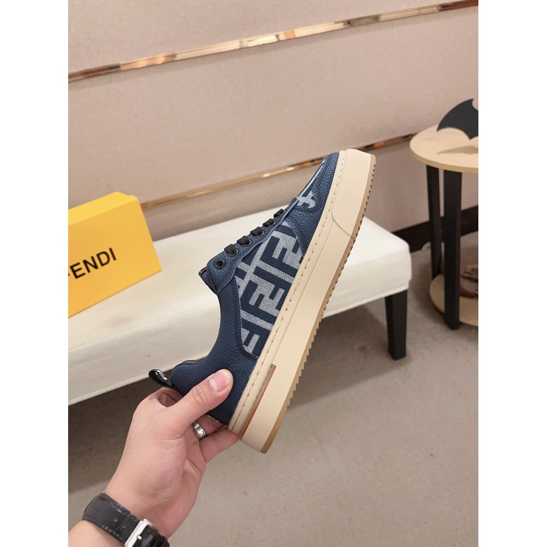 FENDI フェンディ コピー カジュアルシューズ 洗練された軽やかさが魅力 今話題
